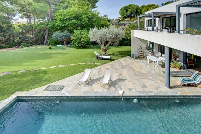 contemporary house 7 Rooms for sale on BANDOL (83150)
