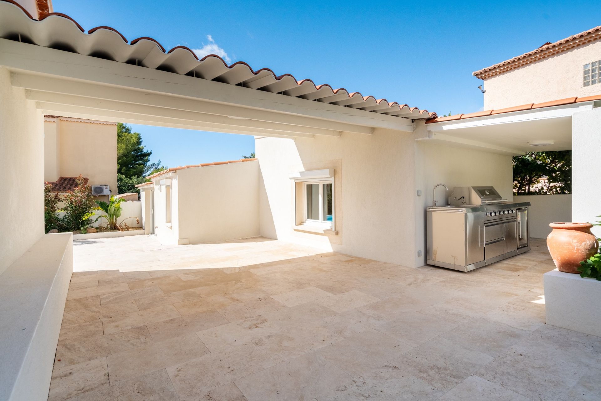 house 7 Rooms for sale on BANDOL (83150)