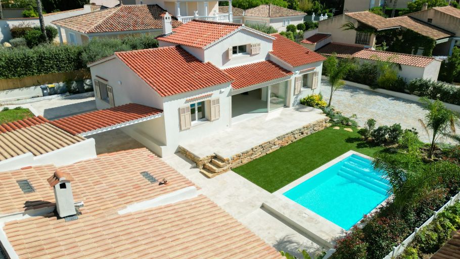 house 7 Rooms for sale on BANDOL (83150)