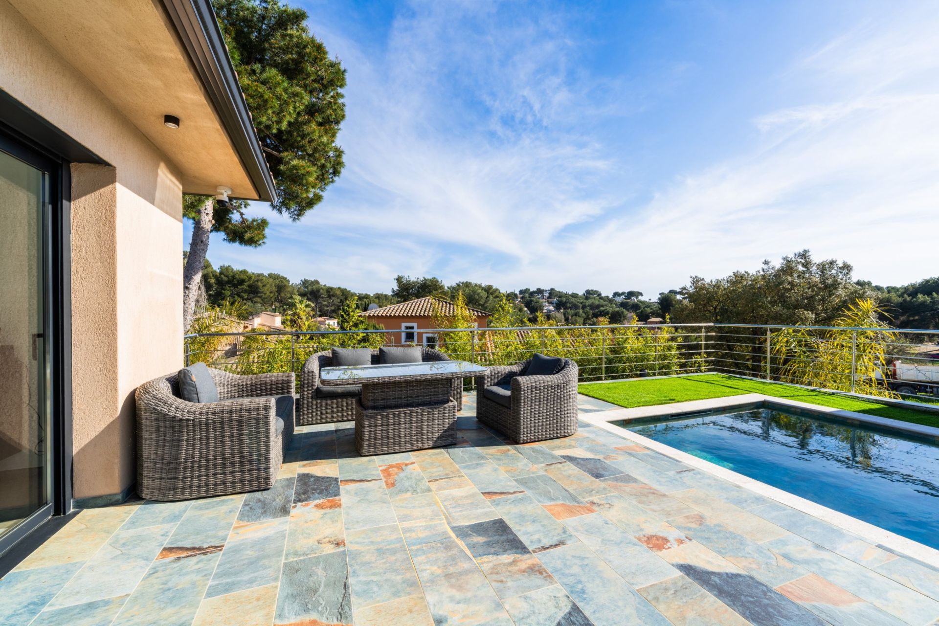 house 6 Rooms for sale on SANARY SUR MER (83110)