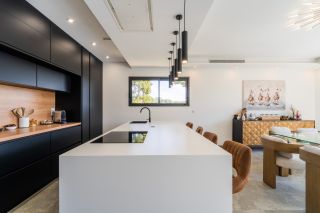 house 6 Rooms for sale on SANARY SUR MER (83110)