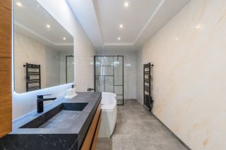 house 6 Rooms for sale on SANARY SUR MER (83110)