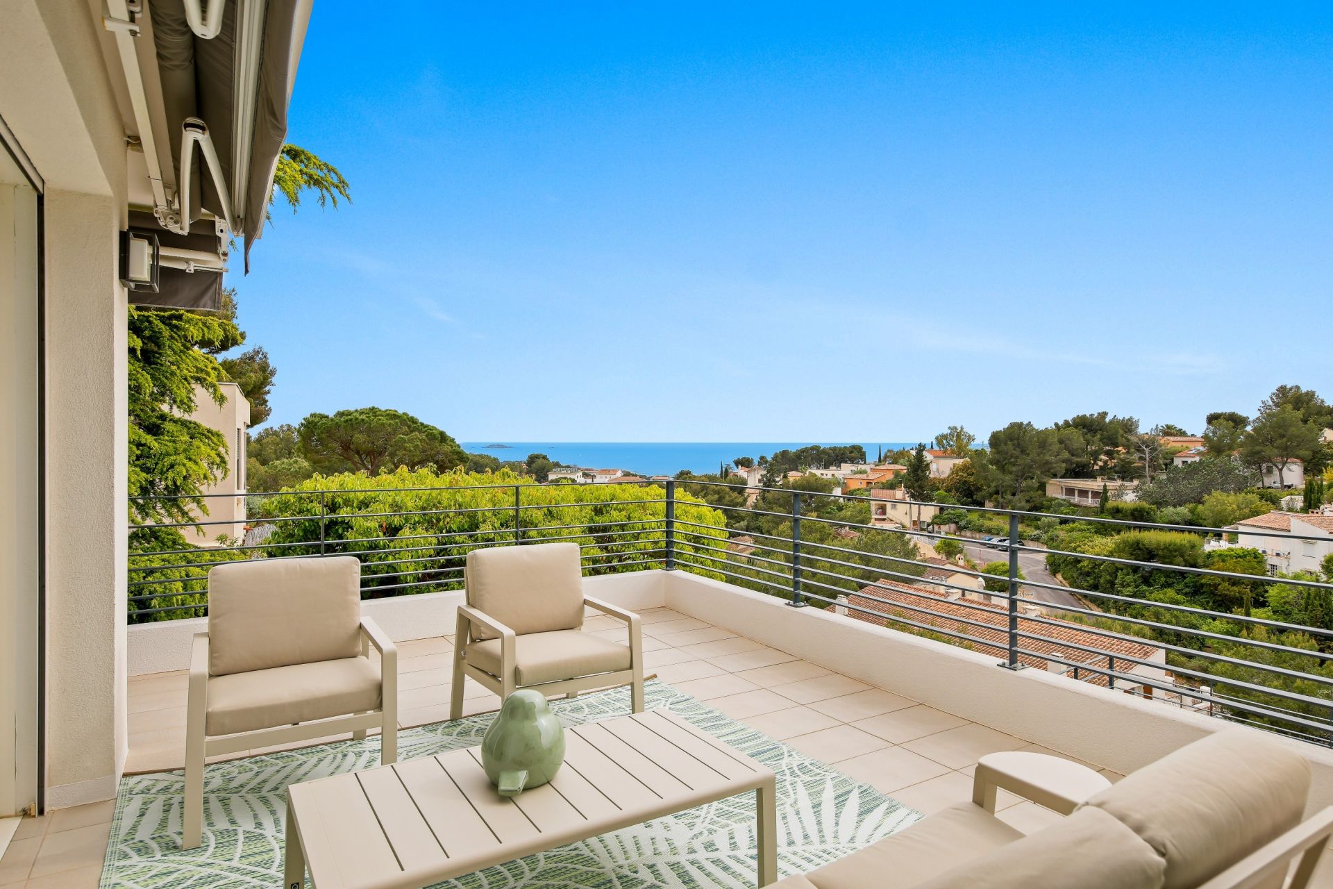 house 7 Rooms for sale on BANDOL (83150)
