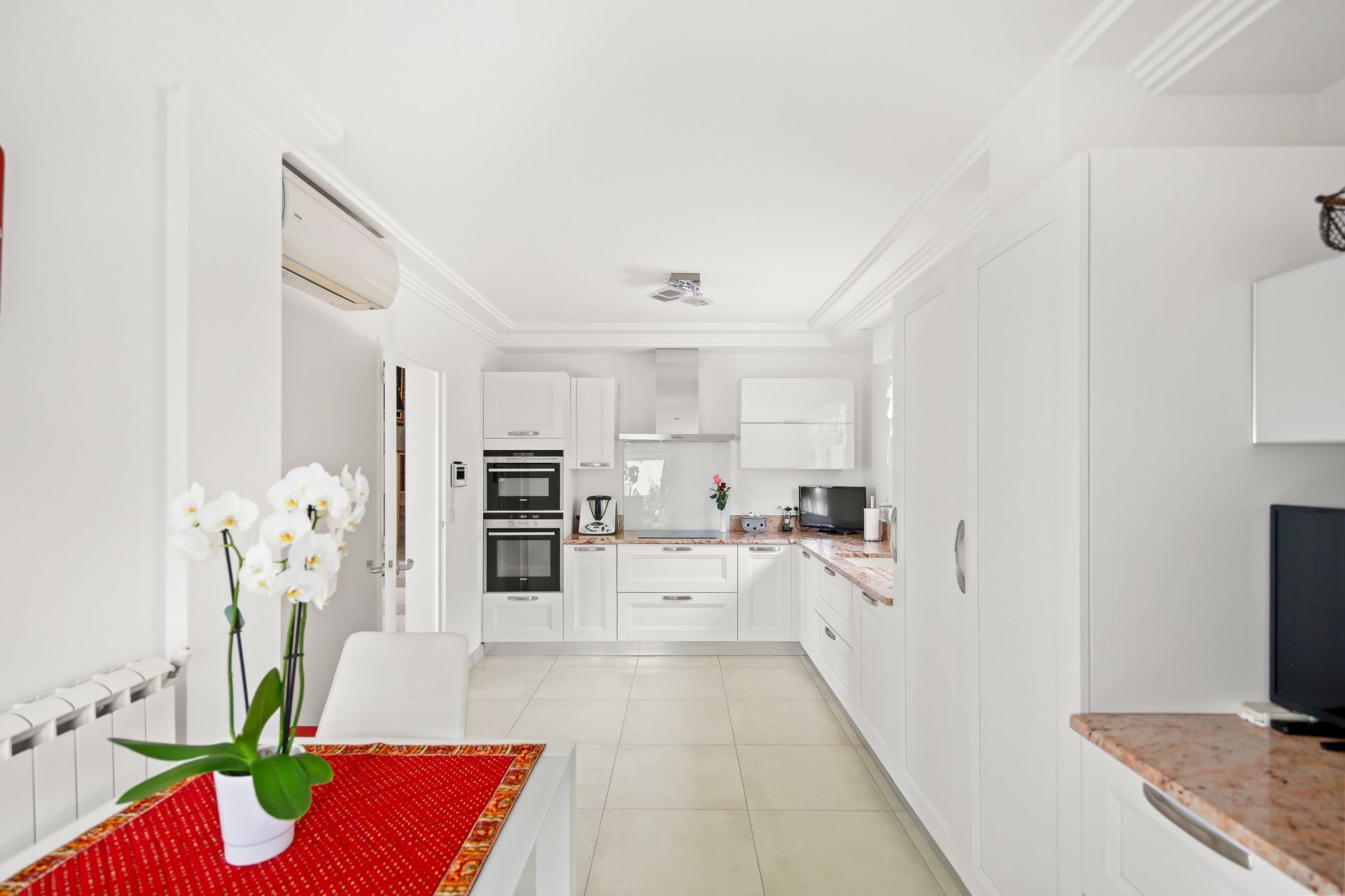 house 7 Rooms for sale on BANDOL (83150)