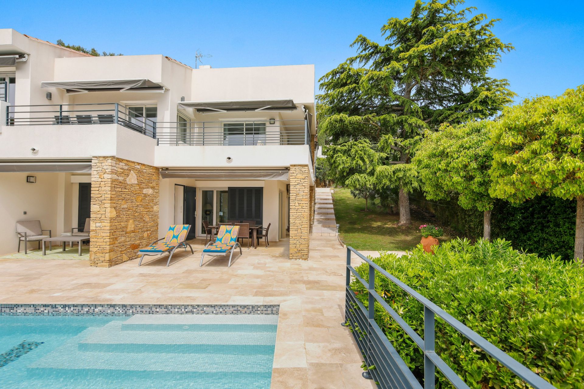 house 7 Rooms for sale on BANDOL (83150)