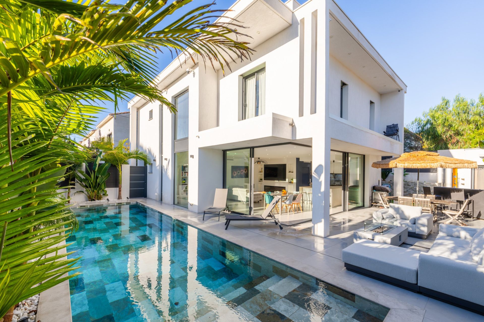 villa 7 Rooms for sale on TOULON (83000)