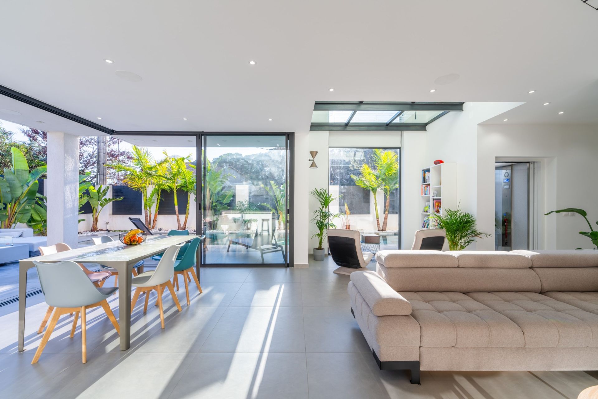 villa 7 Rooms for sale on TOULON (83000)