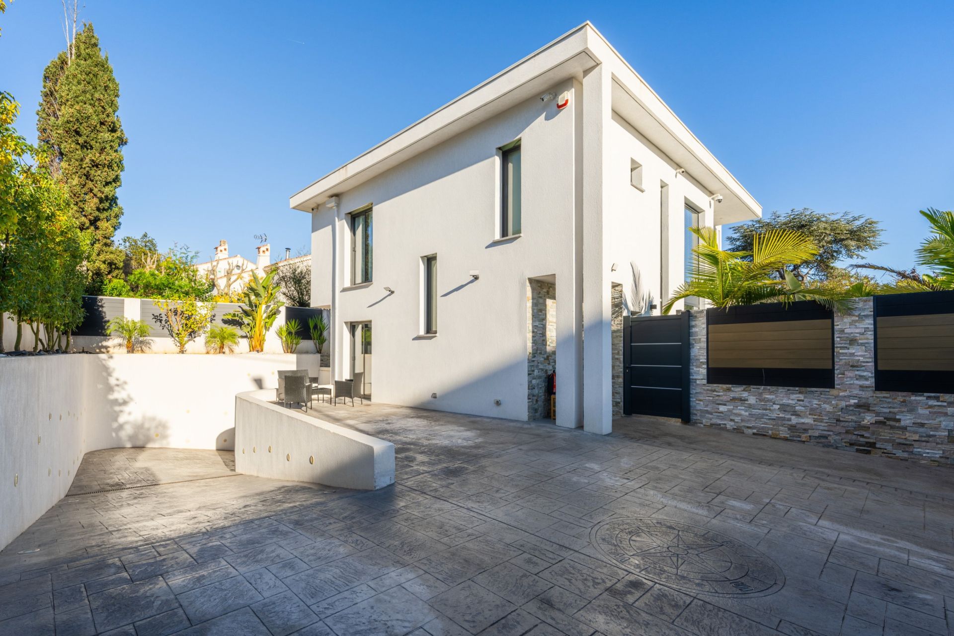 villa 7 Rooms for sale on TOULON (83000)