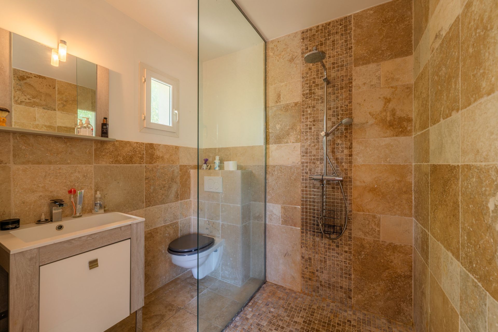 house 6 Rooms for sale on TOULON (83000)