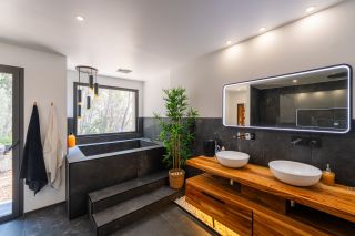 house 8 Rooms for sale on SANARY SUR MER (83110)