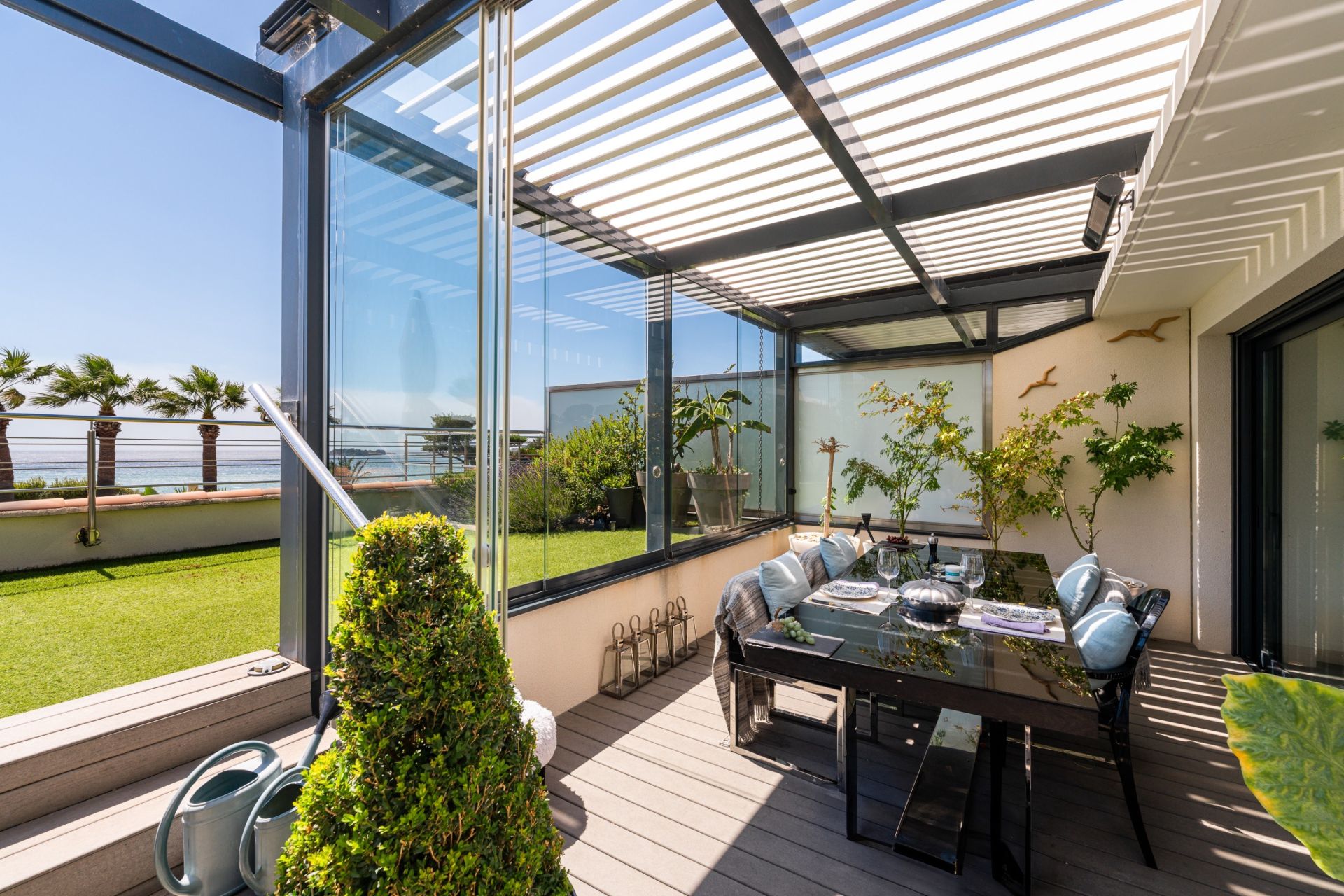 apartment 4 Rooms for sale on SANARY SUR MER (83110)