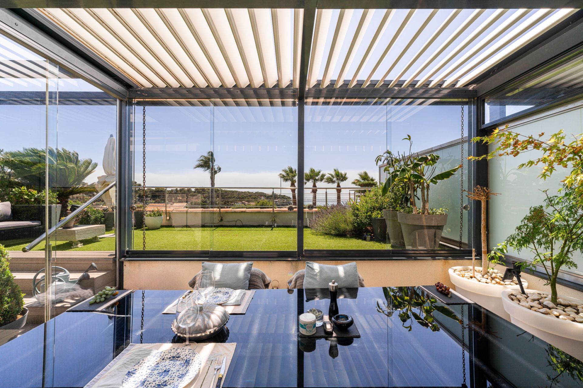 apartment 4 Rooms for sale on SANARY SUR MER (83110)