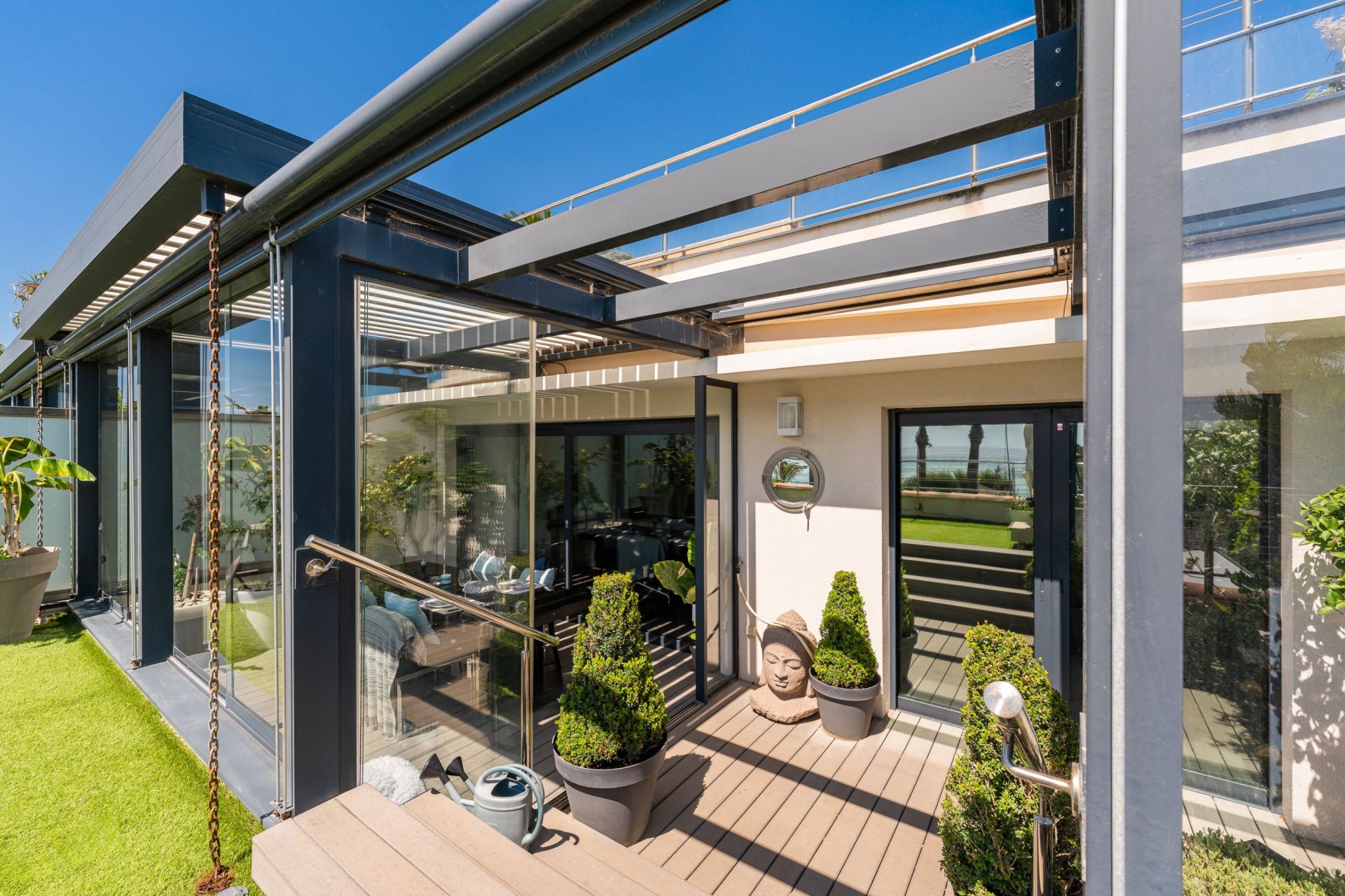 apartment 4 Rooms for sale on SANARY SUR MER (83110)