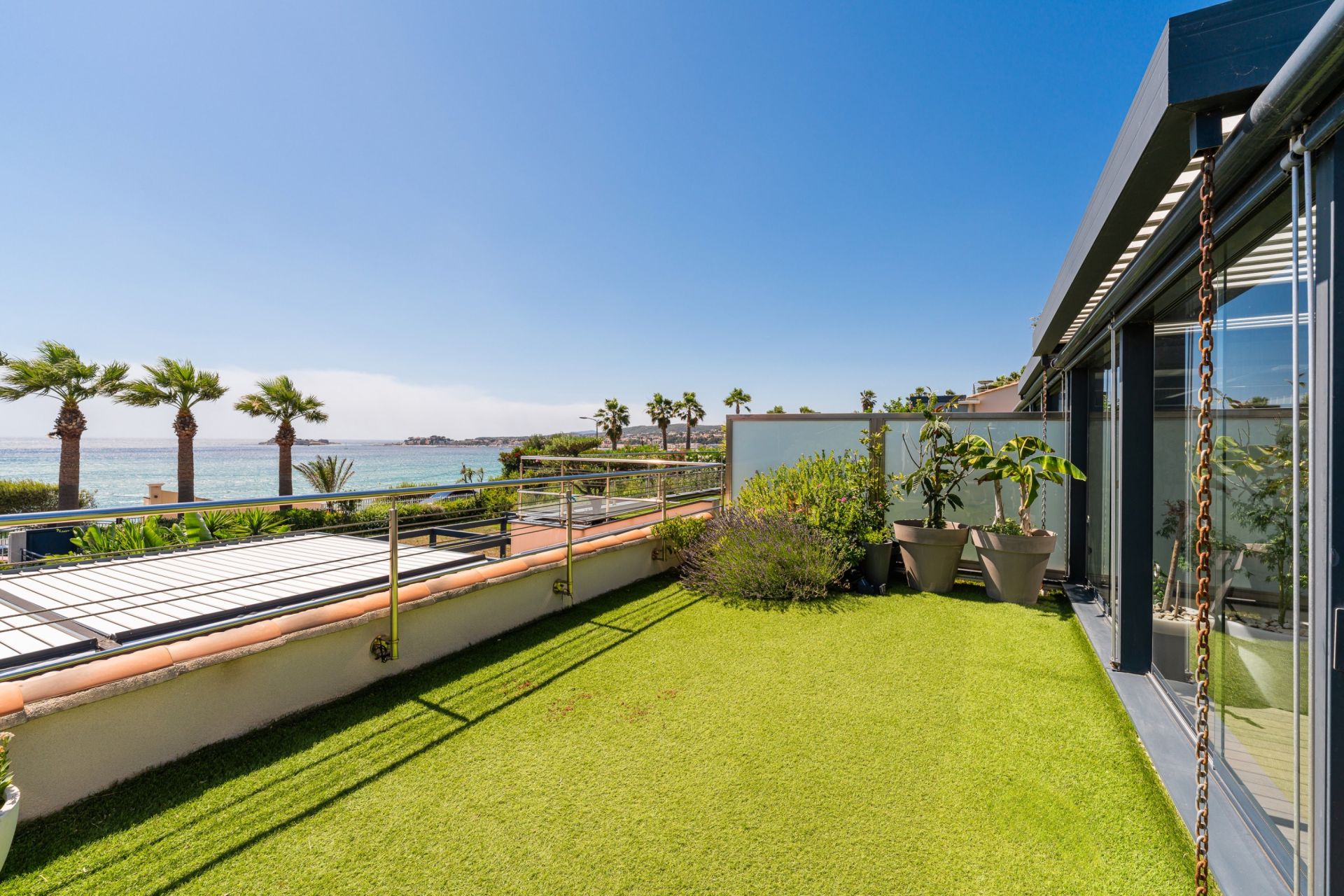 apartment 4 Rooms for sale on SANARY SUR MER (83110)