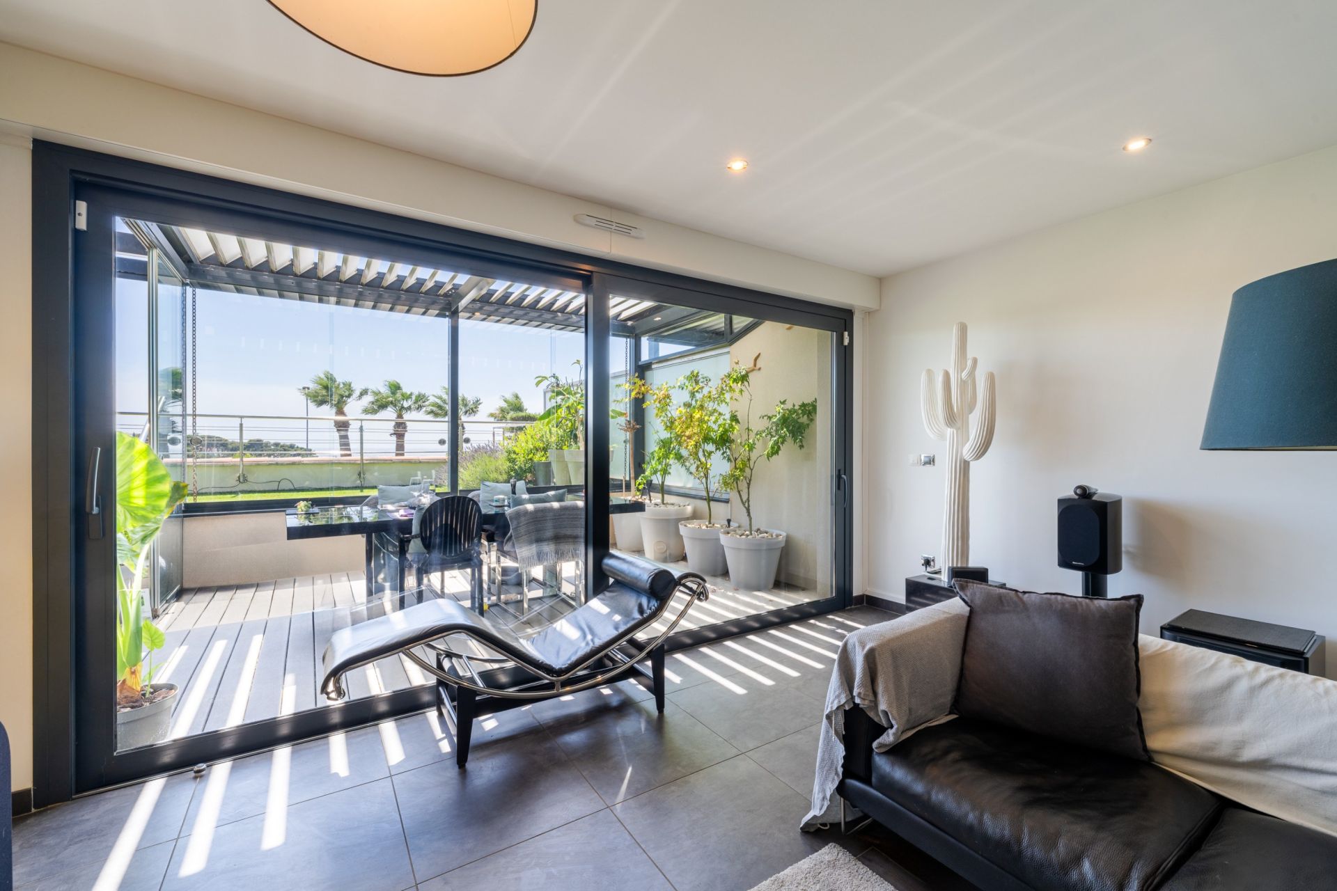 apartment 4 Rooms for sale on SANARY SUR MER (83110)