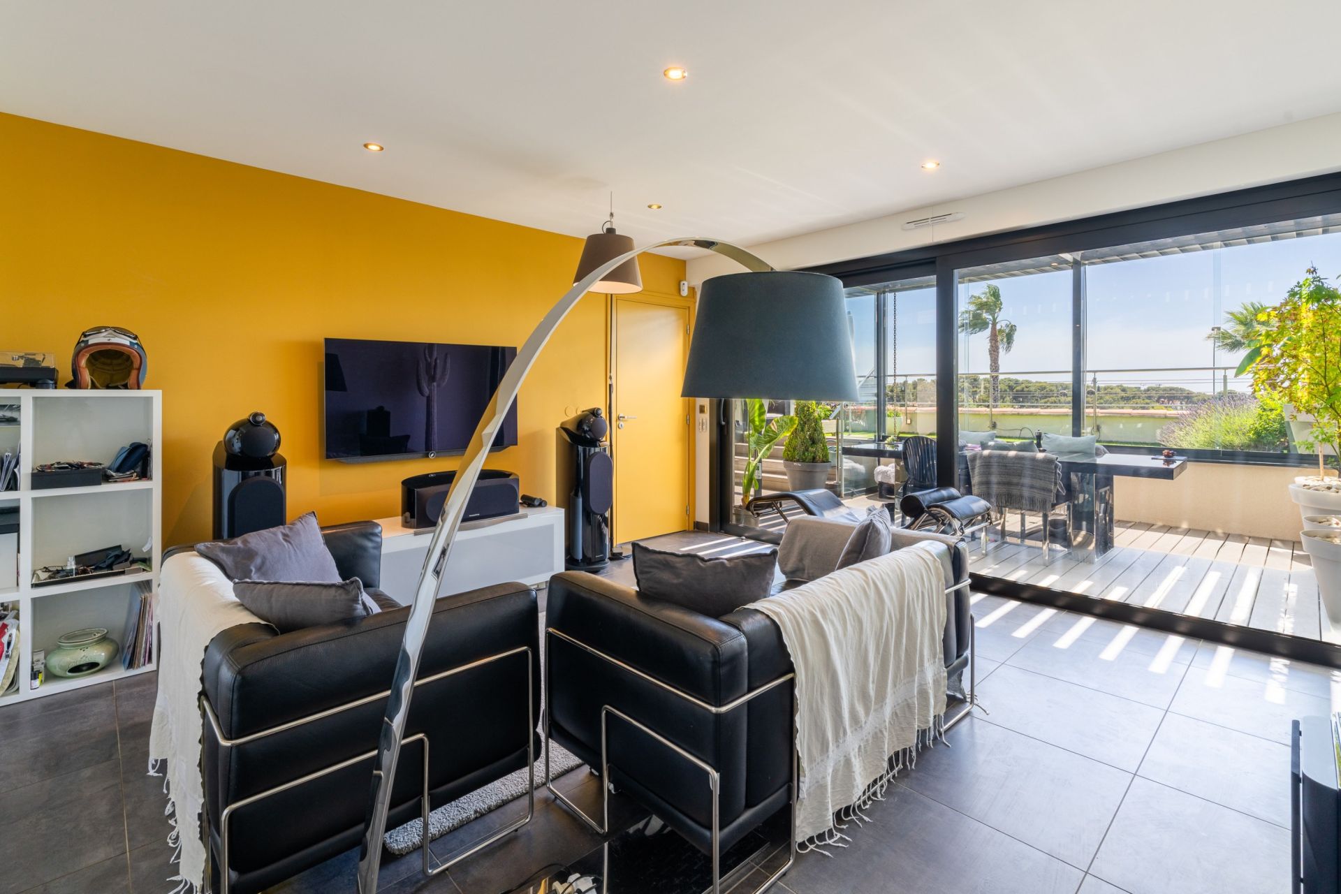 apartment 4 Rooms for sale on SANARY SUR MER (83110)