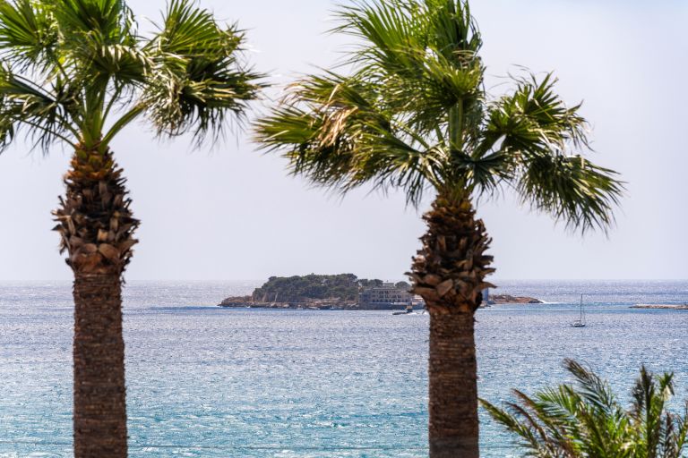 apartment 4 Rooms for sale on SANARY SUR MER (83110)