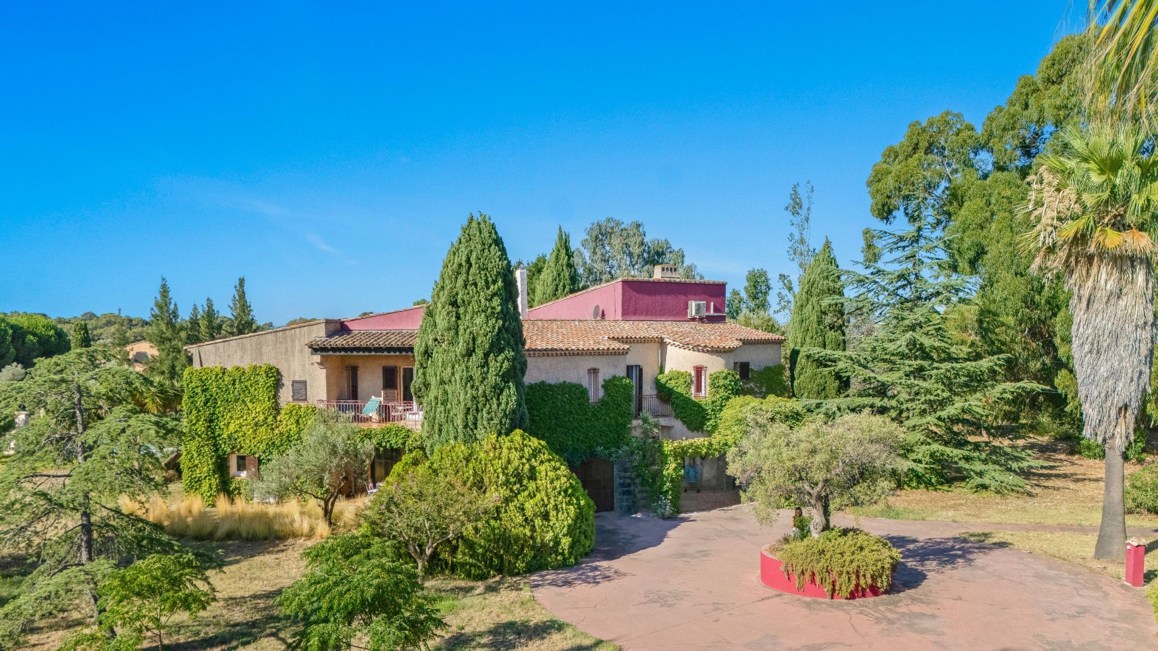 maison 13 Pièces en vente sur LA LONDE LES MAURES (83250)