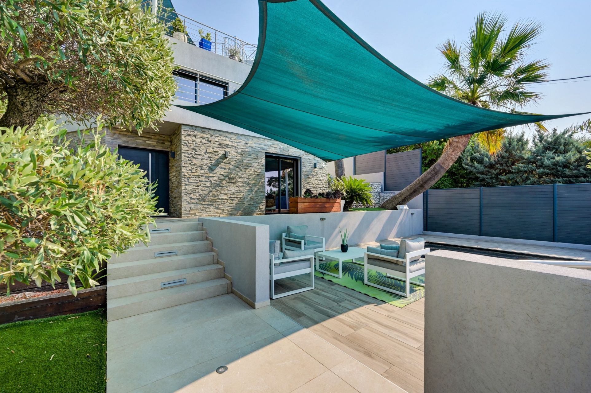 villa 7 Rooms for sale on LA GARDE (83130)