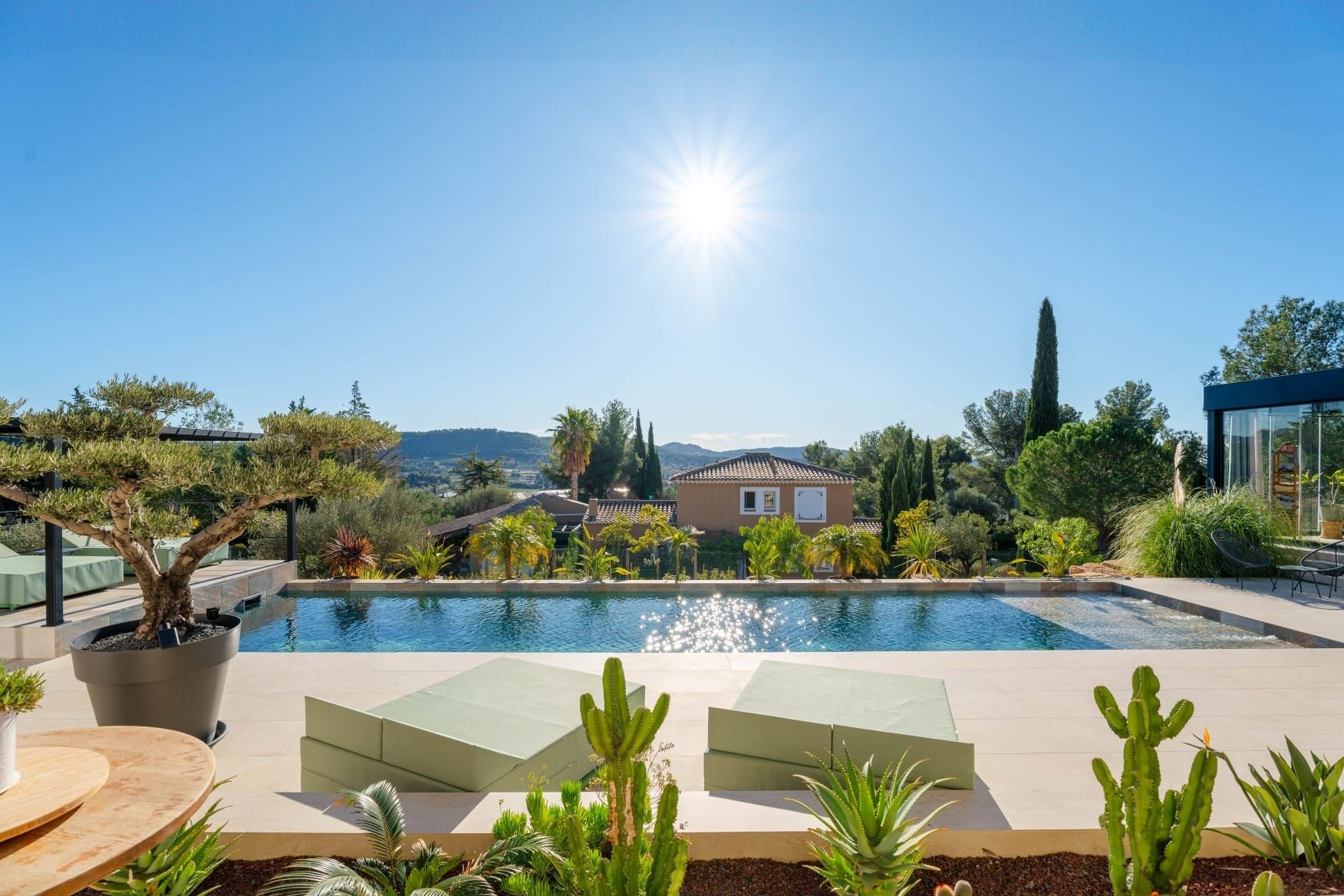 house 6 Rooms for sale on LA CADIERE D AZUR (83740)