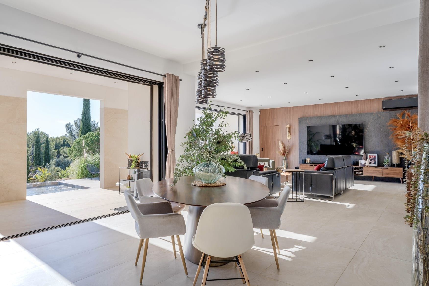 house 6 Rooms for sale on LA CADIERE D AZUR (83740)