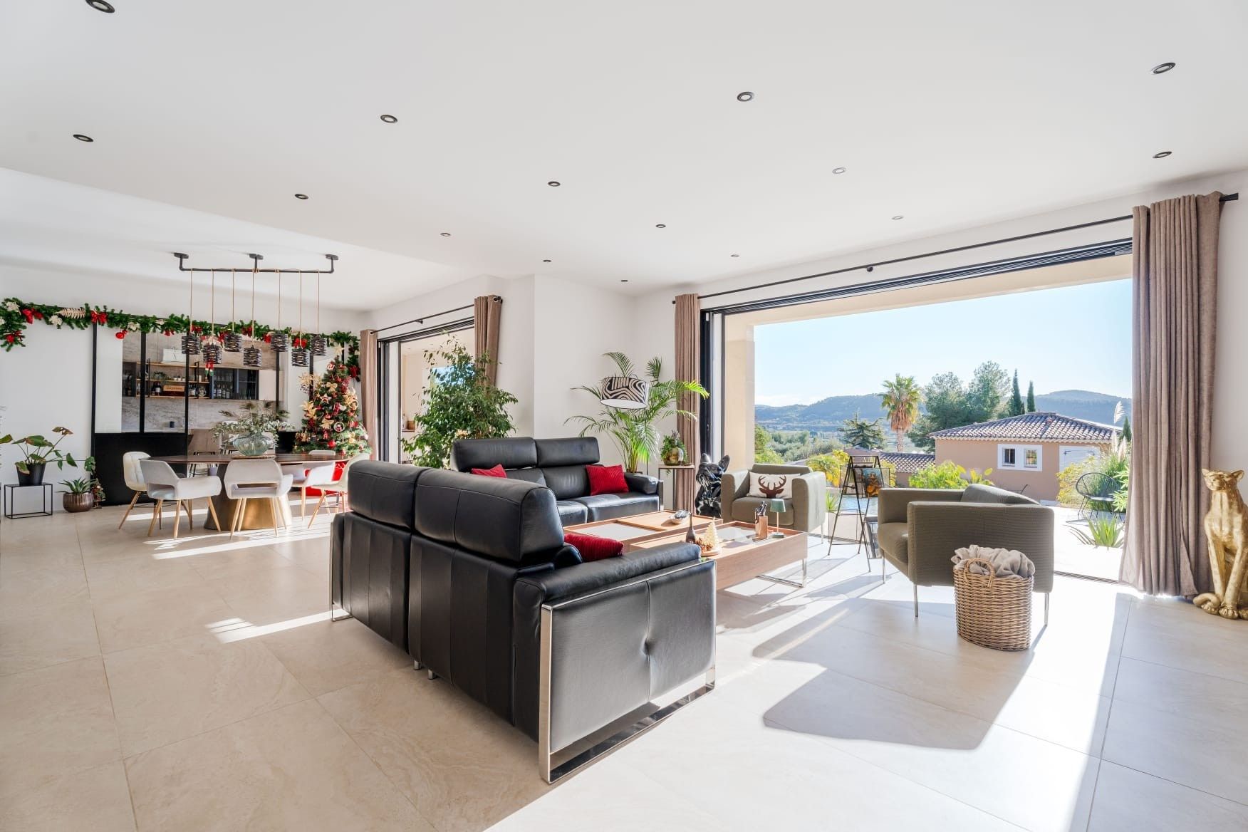 house 6 Rooms for sale on LA CADIERE D AZUR (83740)