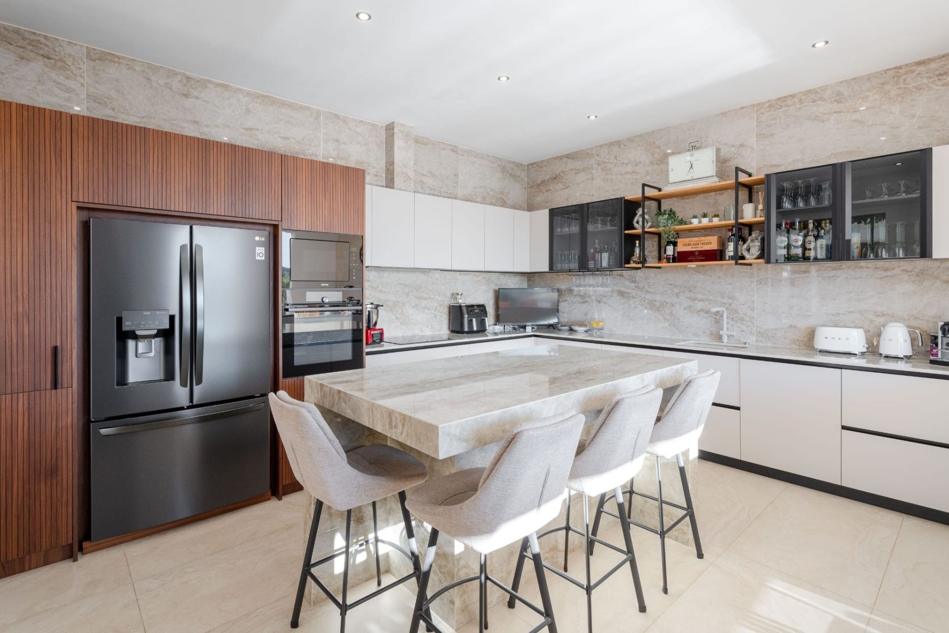 house 6 Rooms for sale on LA CADIERE D AZUR (83740)