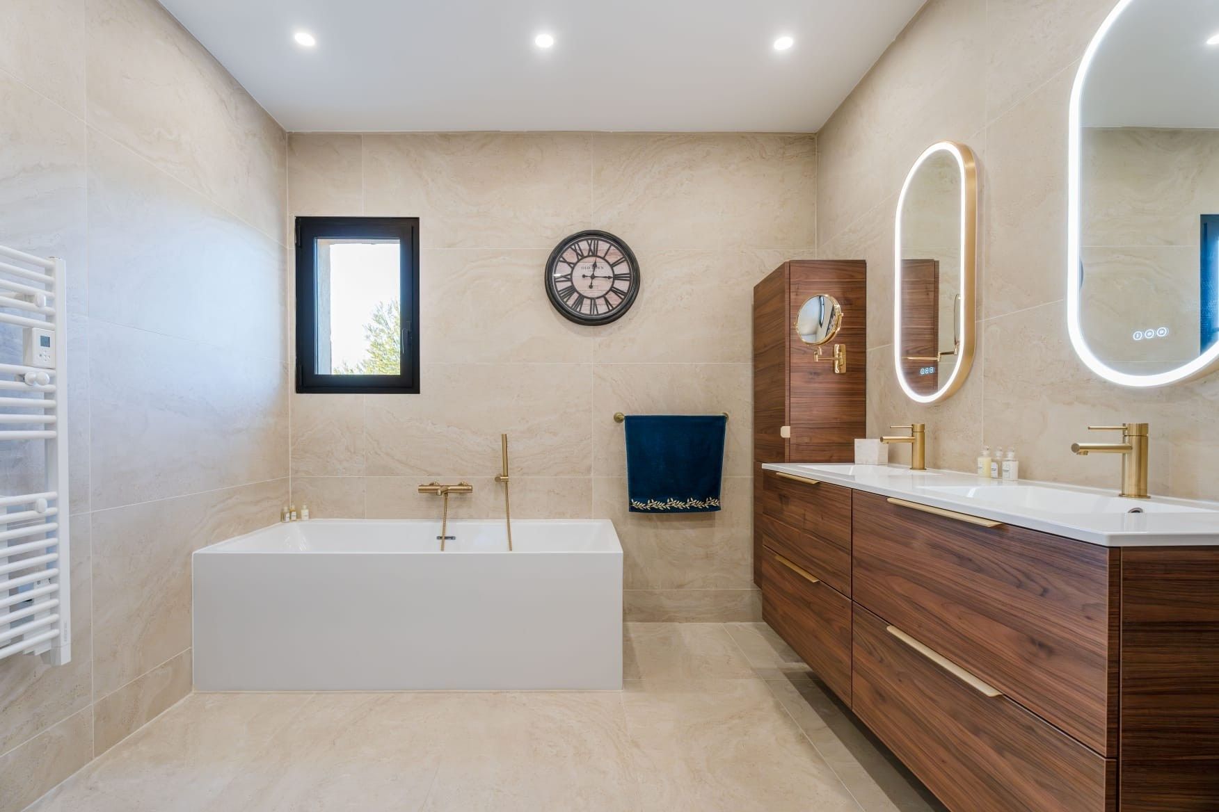 house 6 Rooms for sale on LA CADIERE D AZUR (83740)