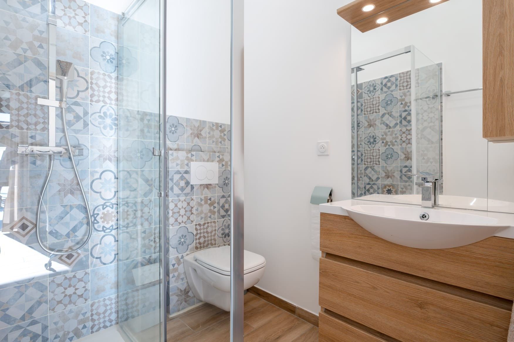 house 6 Rooms for sale on LA CADIERE D AZUR (83740)