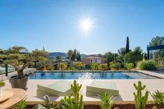 house 6 Rooms for sale on LA CADIERE D AZUR (83740)