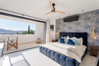 house 6 Rooms for sale on LA CADIERE D AZUR (83740)