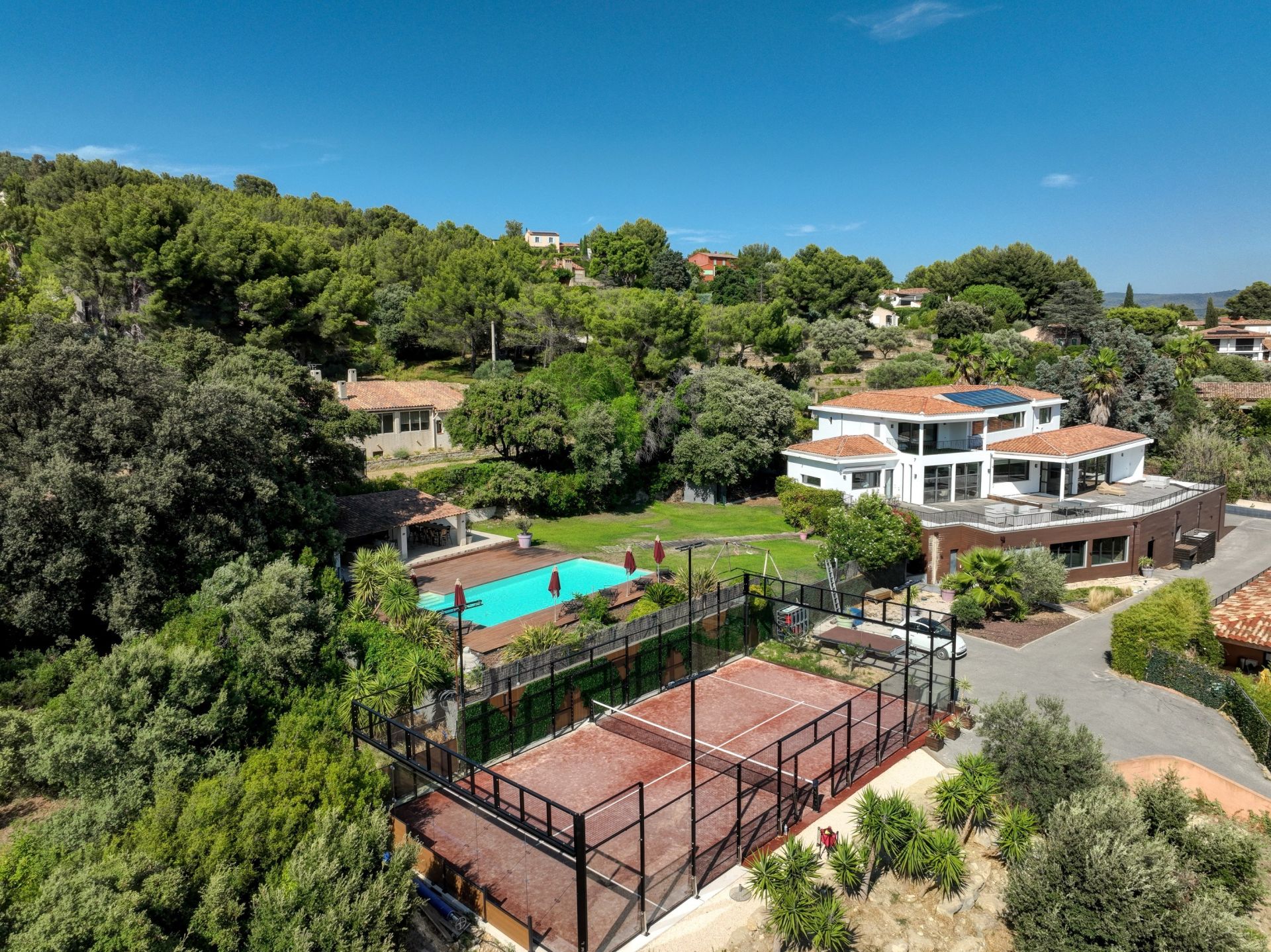 house 8 Rooms for sale on LA CADIERE D AZUR (83740)