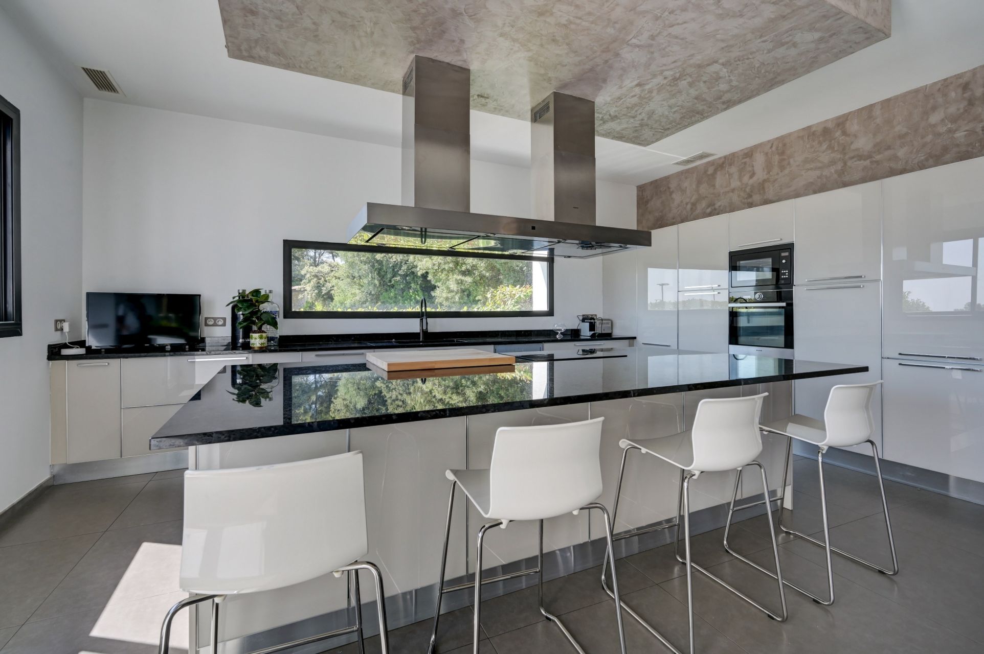 house 8 Rooms for sale on LA CADIERE D AZUR (83740)