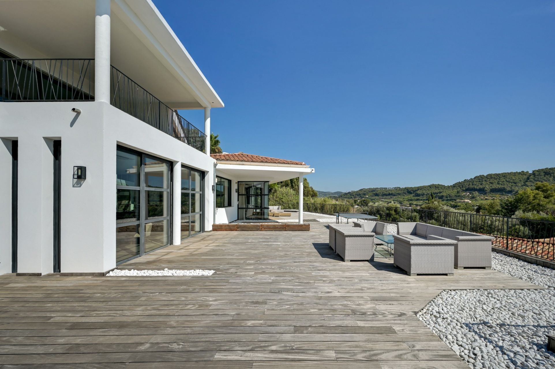 house 8 Rooms for sale on LA CADIERE D AZUR (83740)