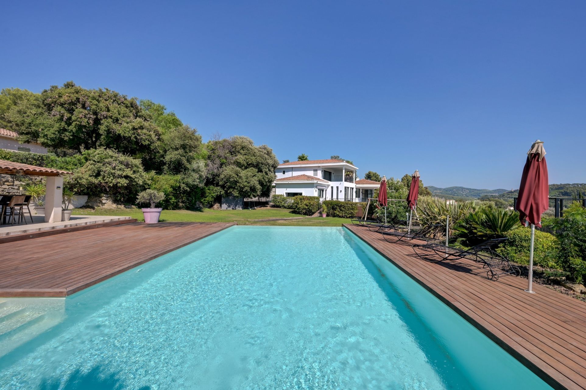 house 8 Rooms for sale on LA CADIERE D AZUR (83740)