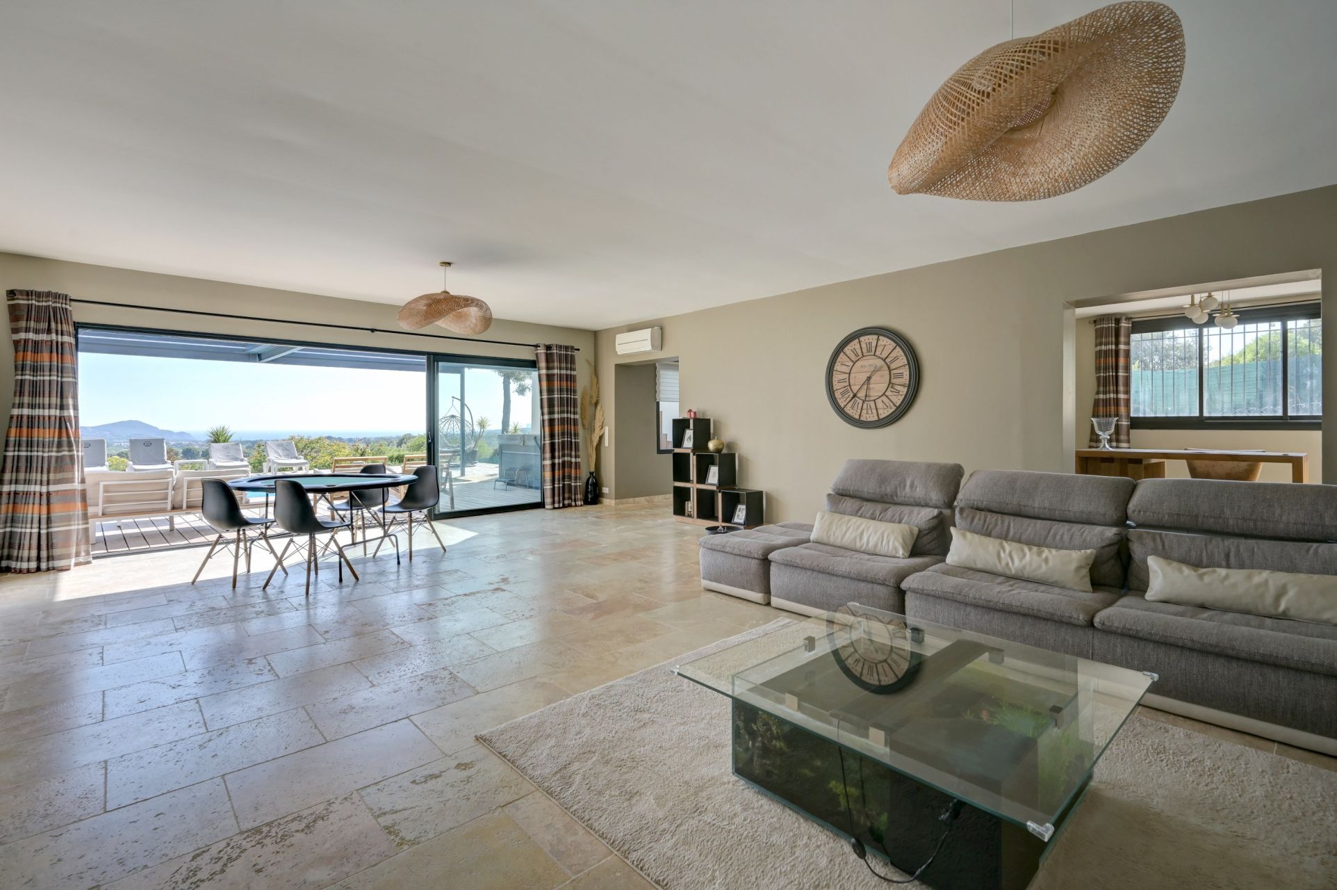 house 6 Rooms for sale on LA CADIERE D AZUR (83740)