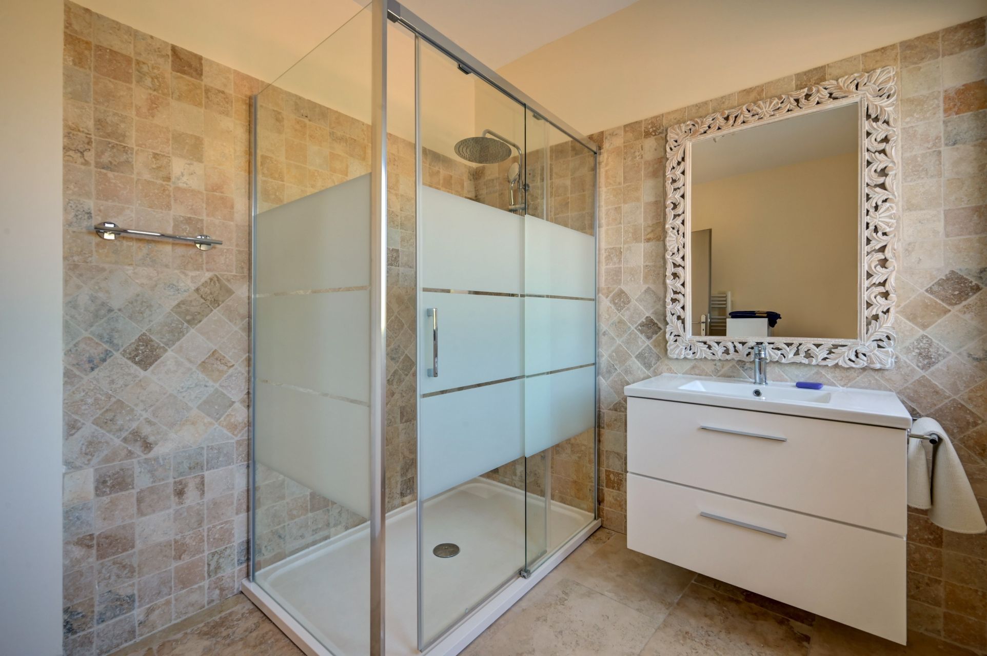 house 6 Rooms for sale on LA CADIERE D AZUR (83740)