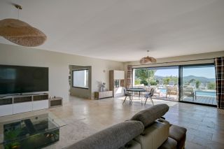 house 6 Rooms for sale on LA CADIERE D AZUR (83740)