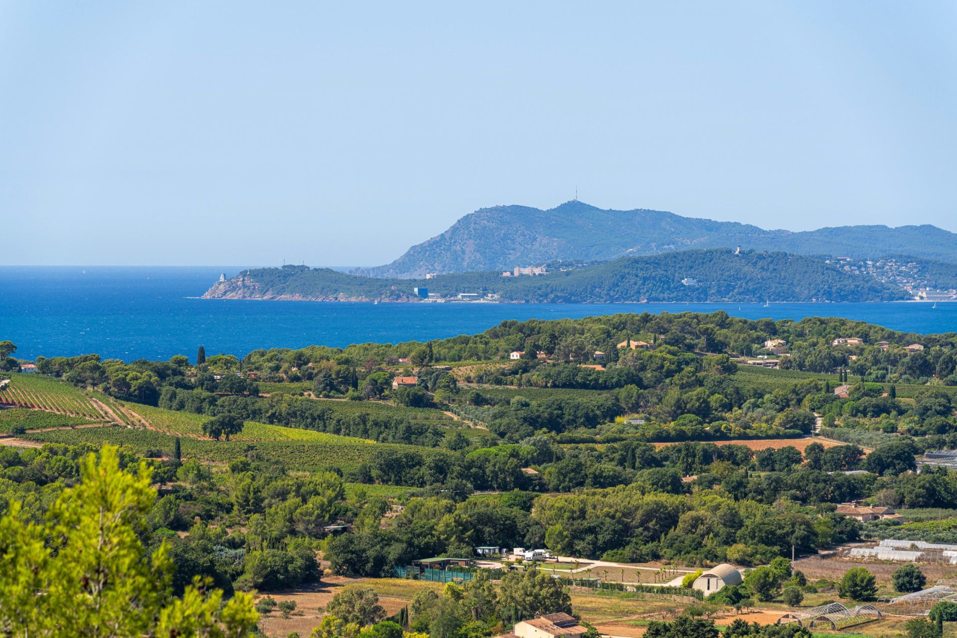 house 6 Rooms for sale on CARQUEIRANNE (83320)