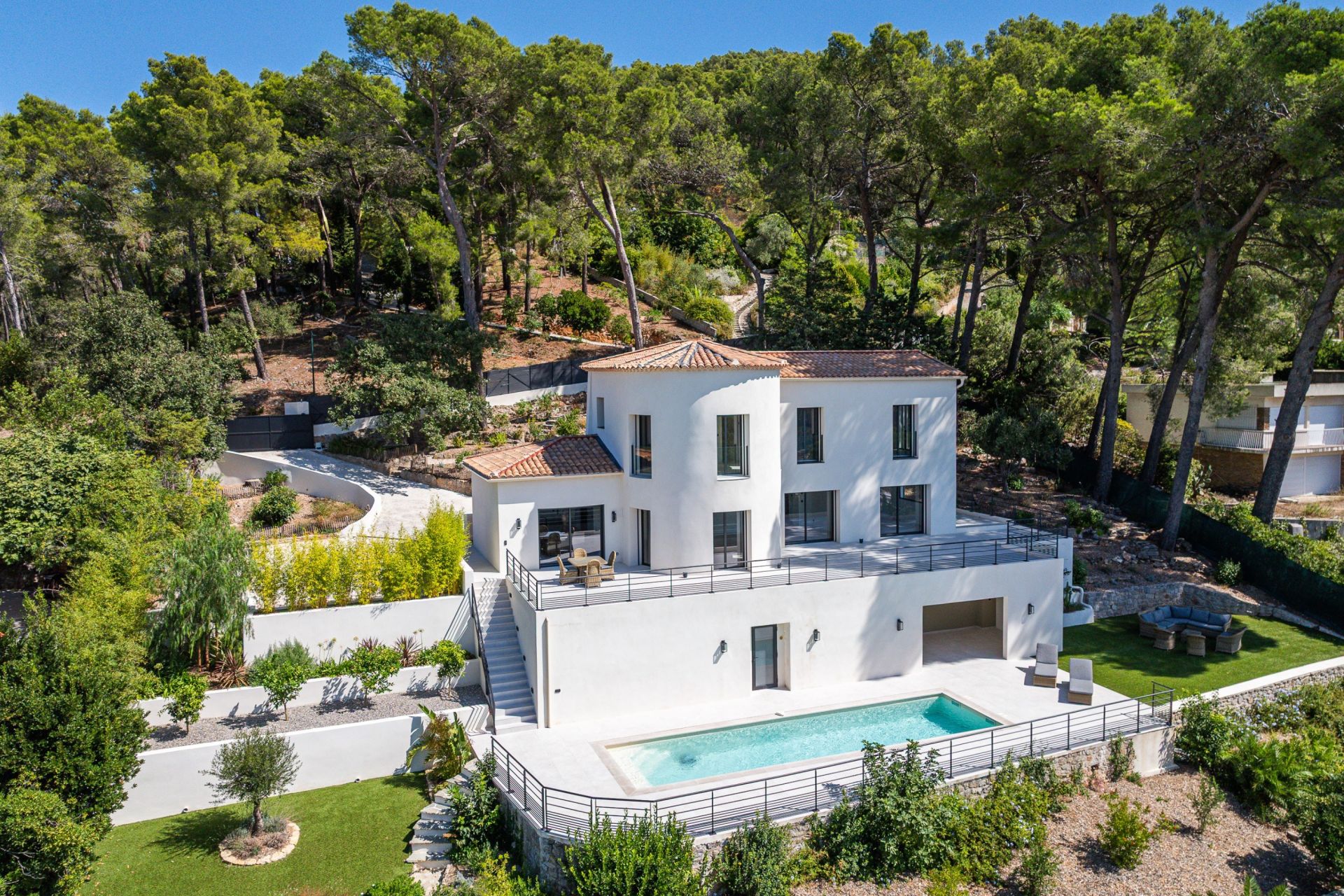 house 6 Rooms for sale on CARQUEIRANNE (83320)