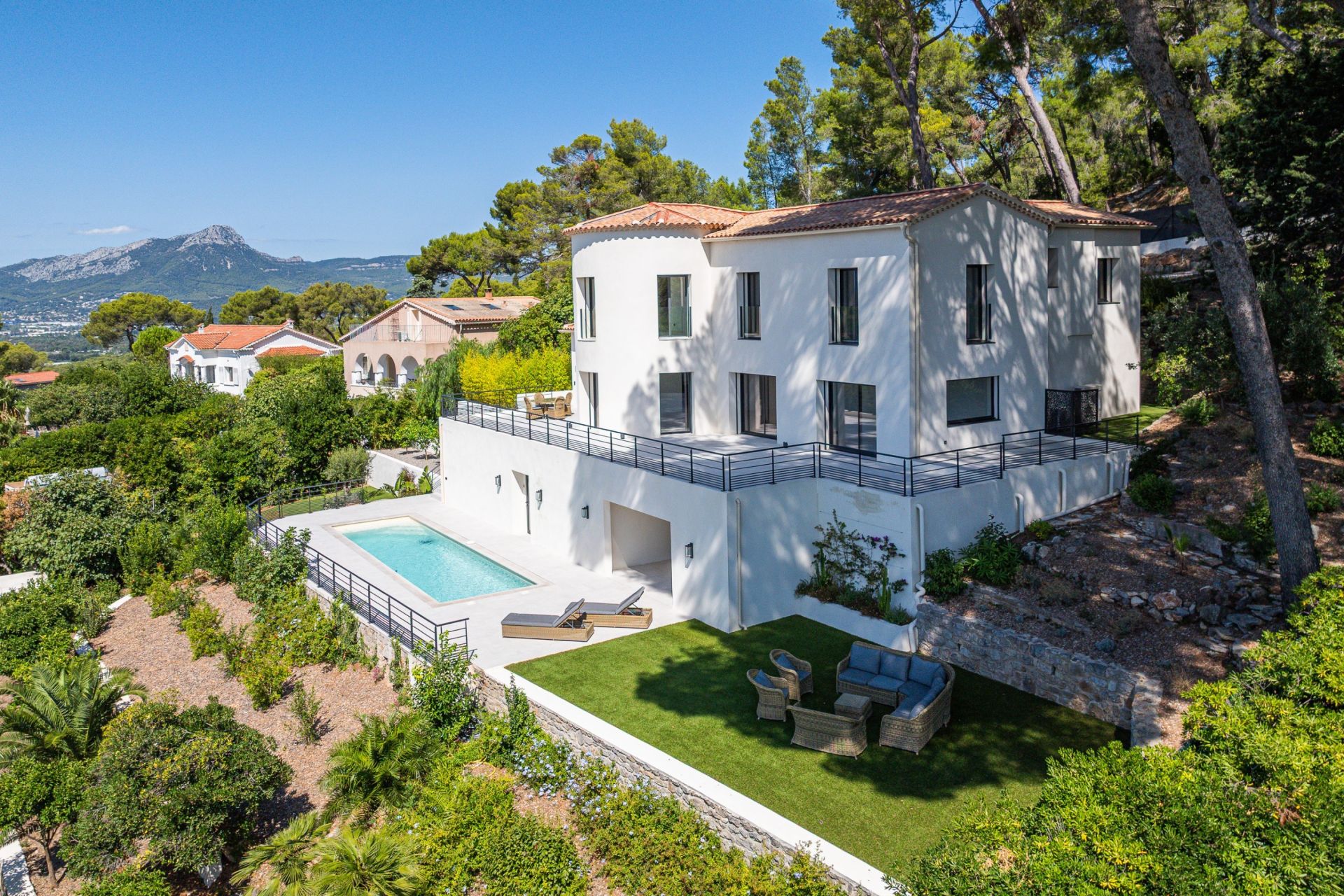 house 6 Rooms for sale on CARQUEIRANNE (83320)