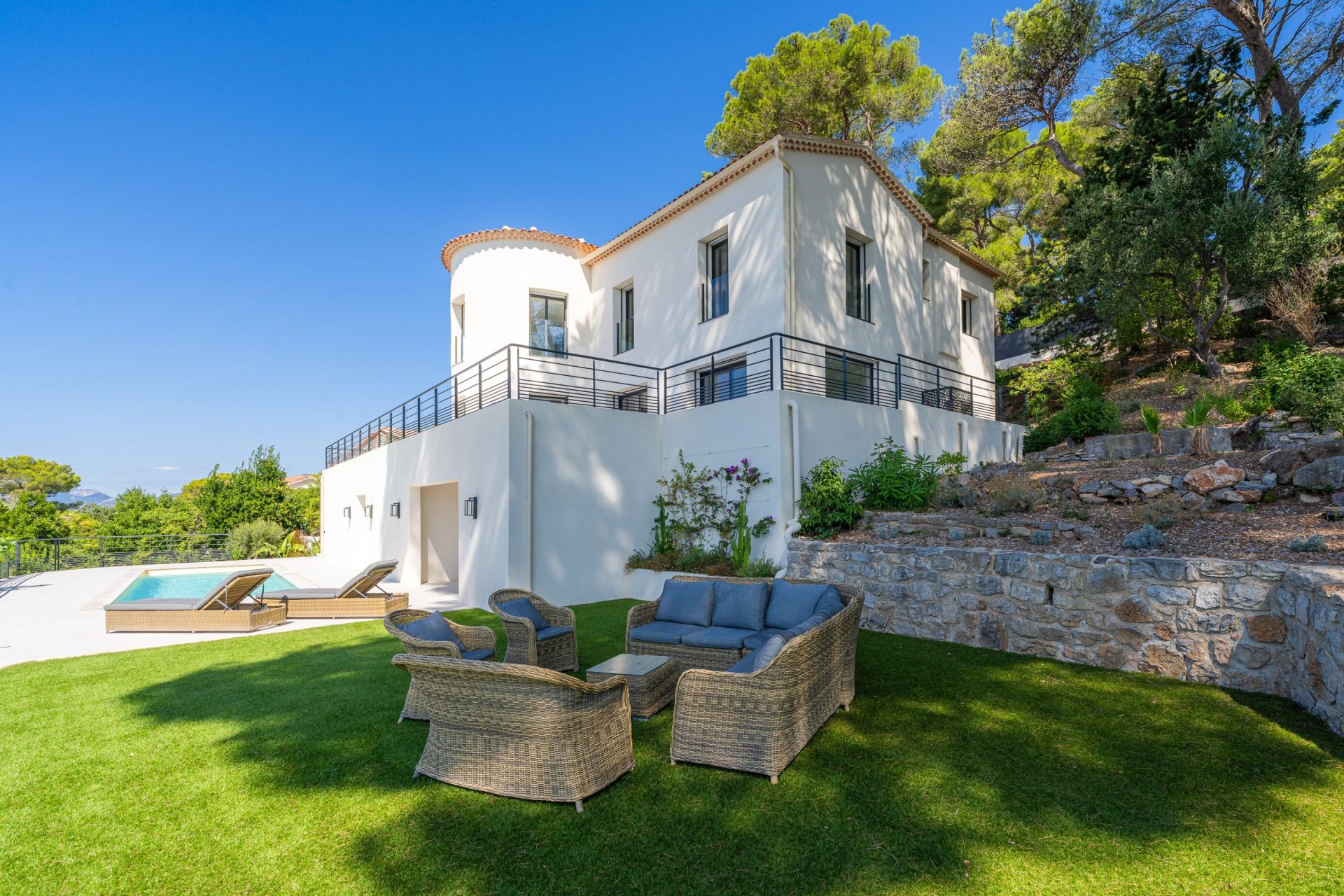 house 6 Rooms for sale on CARQUEIRANNE (83320)