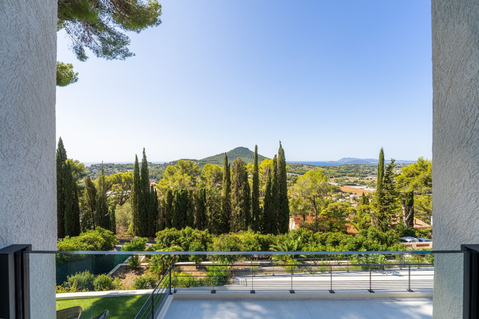 house 6 Rooms for sale on CARQUEIRANNE (83320)