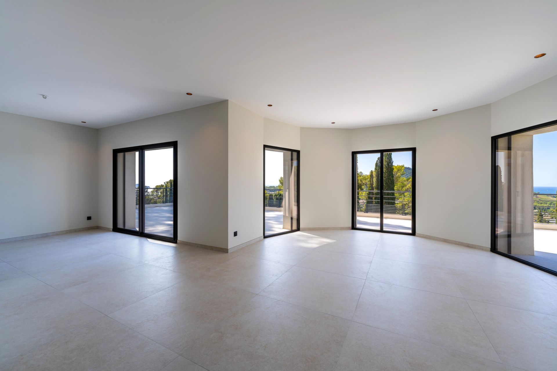 house 6 Rooms for sale on CARQUEIRANNE (83320)