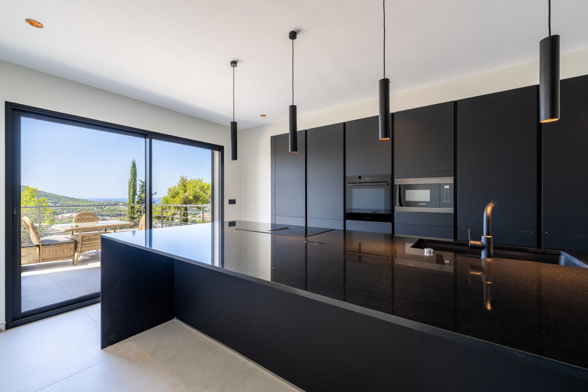 house 6 Rooms for sale on CARQUEIRANNE (83320)