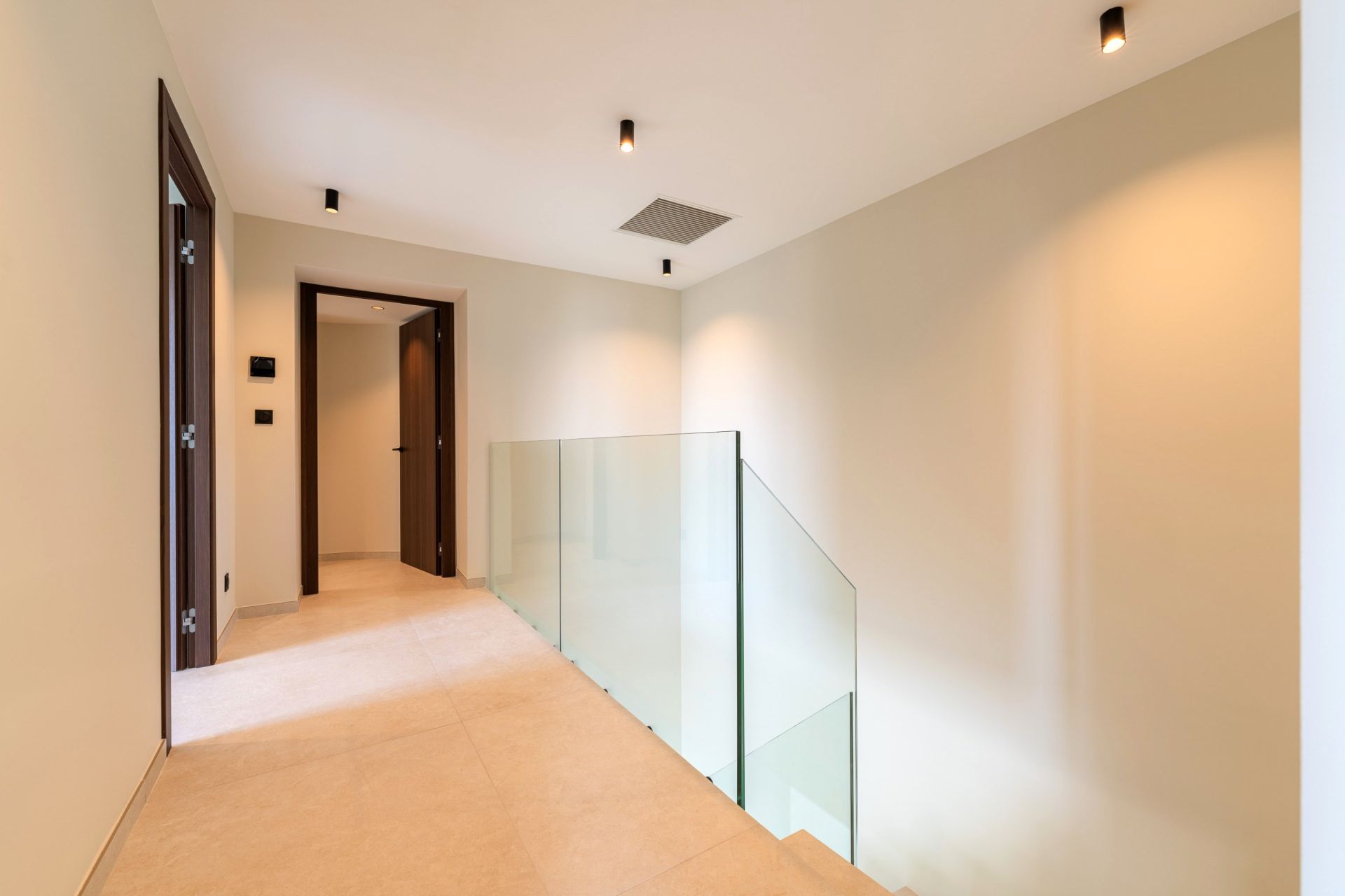 house 6 Rooms for sale on CARQUEIRANNE (83320)