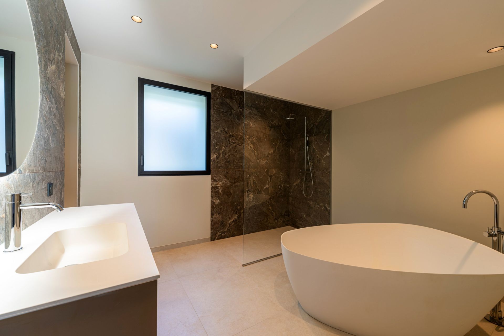 house 6 Rooms for sale on CARQUEIRANNE (83320)