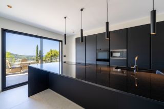 house 6 Rooms for sale on CARQUEIRANNE (83320)