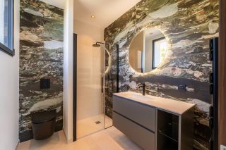 house 6 Rooms for sale on CARQUEIRANNE (83320)