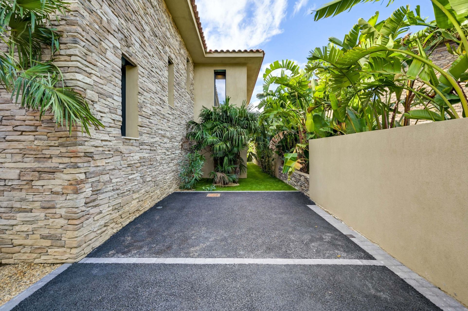 house 7 Rooms for sale on SANARY SUR MER (83110)